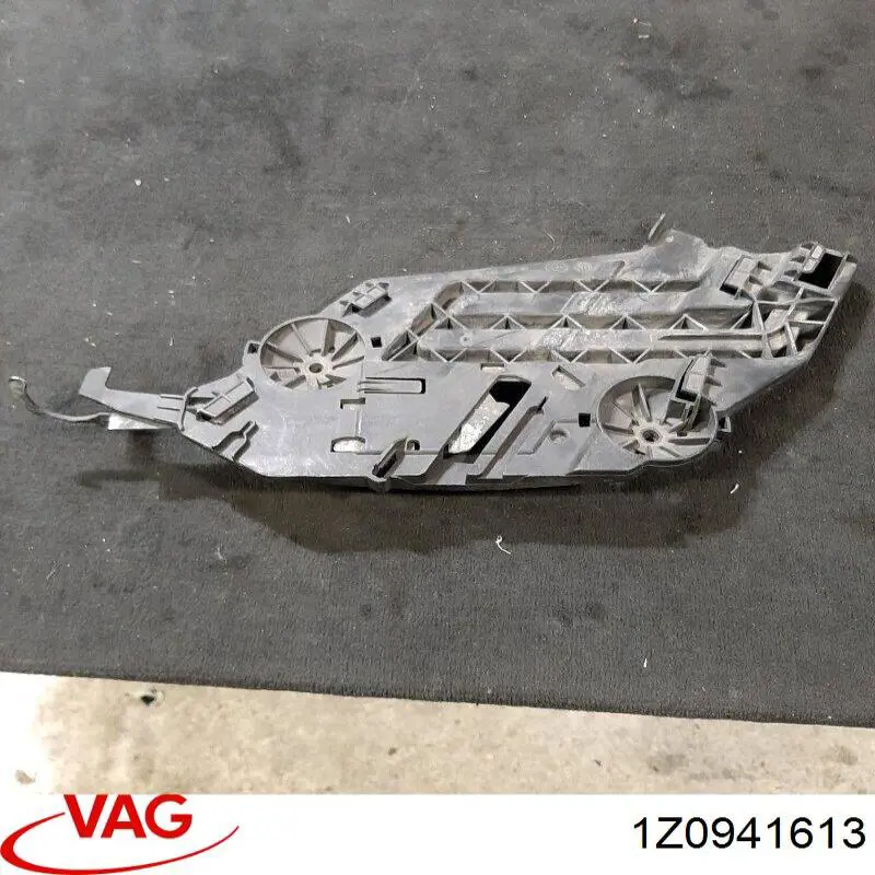 Consola (adaptador) de fixação da luz dianteira esquerda VAG 1Z0941613 preço, a partir de 30,40 USD