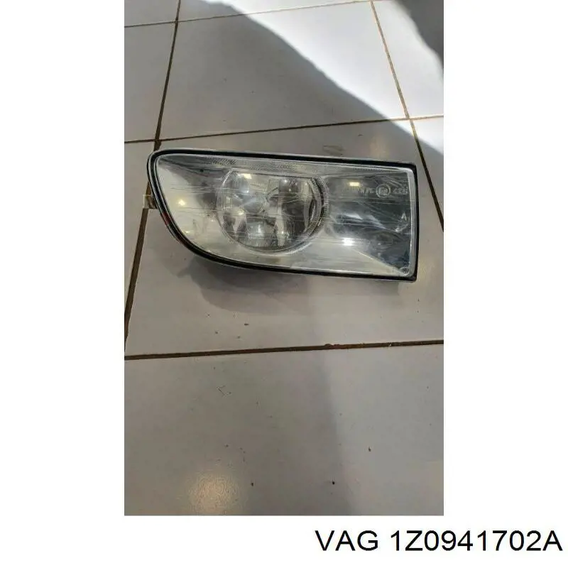 1Z0941702A VAG Luzes de nevoeiro direitas