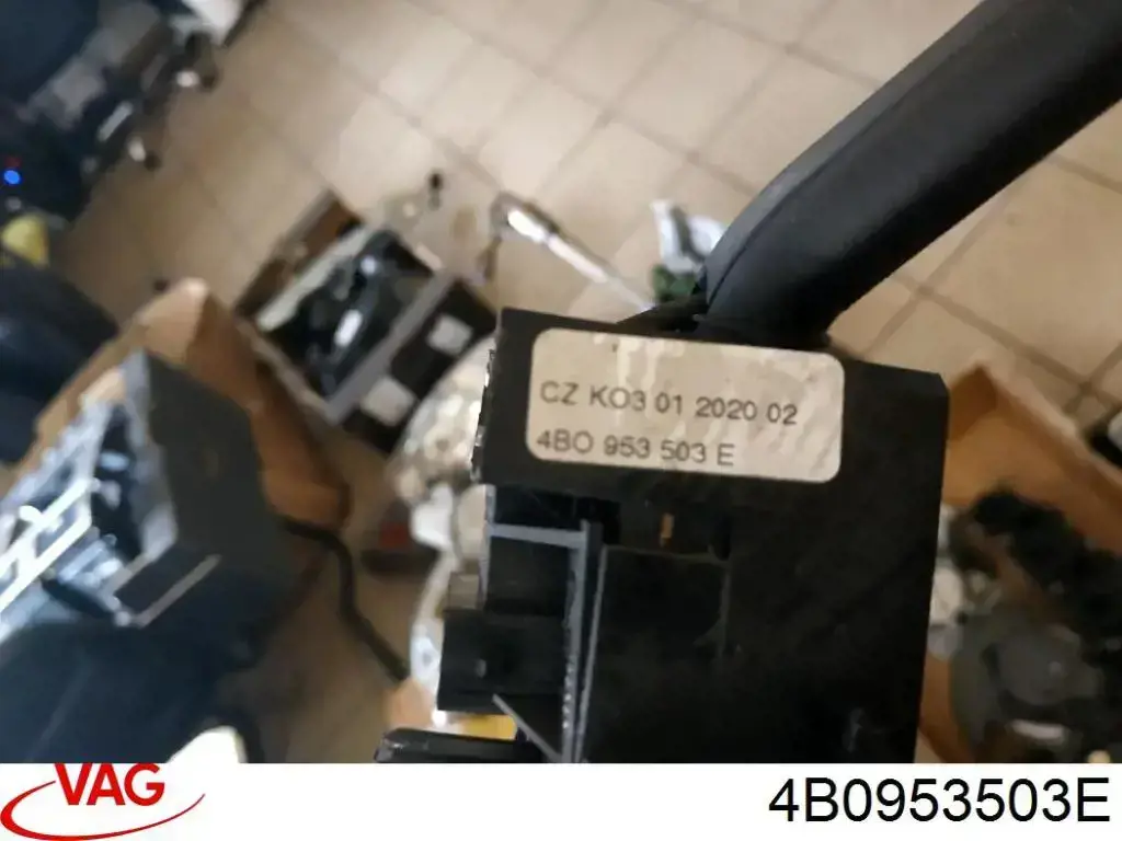 Compre 4B0953503E VAG Comutador direito instalado na coluna da direção