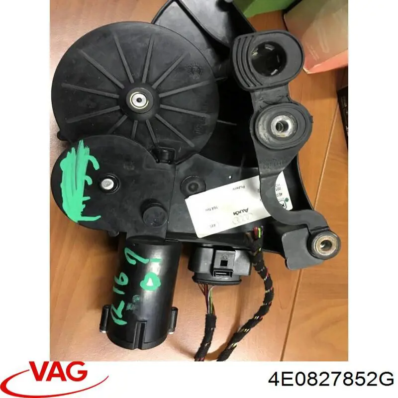 4E0827852G VAG Motor acionador de abertura/fechamento de porta-malas (de 3ª/5ª porta traseira)