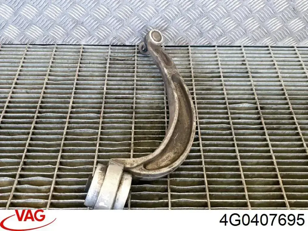 4G0407695 VAG Braço oscilante inferior esquerdo de suspensão dianteira