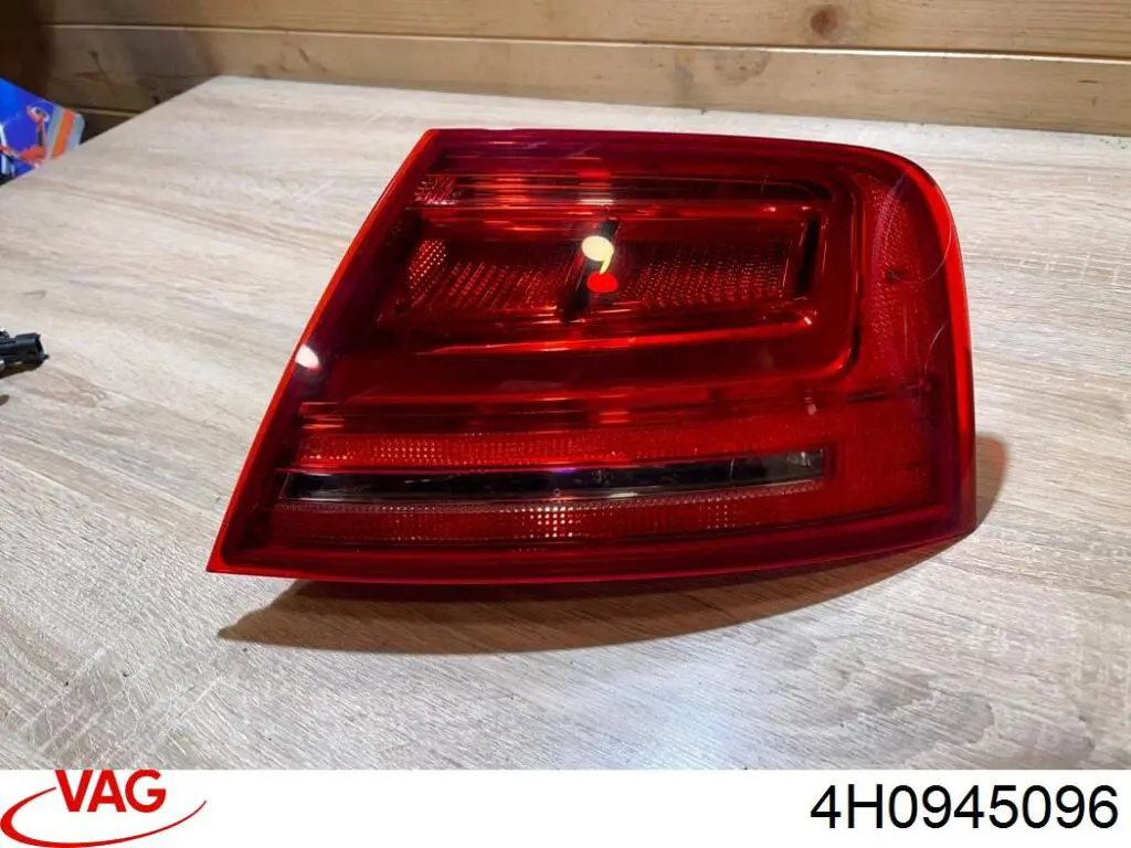 Lanterna traseira direita externa VAG 4H0945096 preço, a partir de 347,20 USD