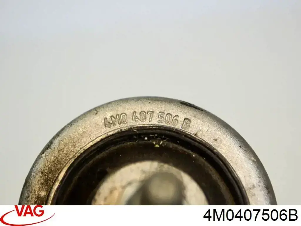 Braço oscilante superior direito de suspensão dianteira 4M0407506G VAG