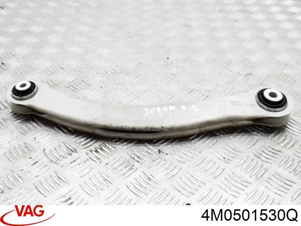 4M0501530Q VAG Braço oscilante transversal direito de suspensão traseira