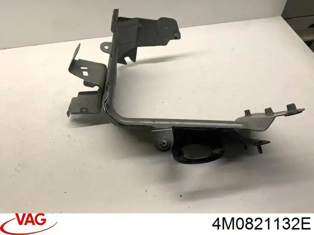 Compre 4M0821132E VAG Consola dianteira de fixação do pára-lama dianteiro direito