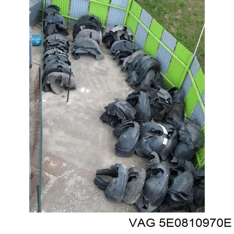 5E0810970A VAG Guarda-barras do pára-lama traseiro direito