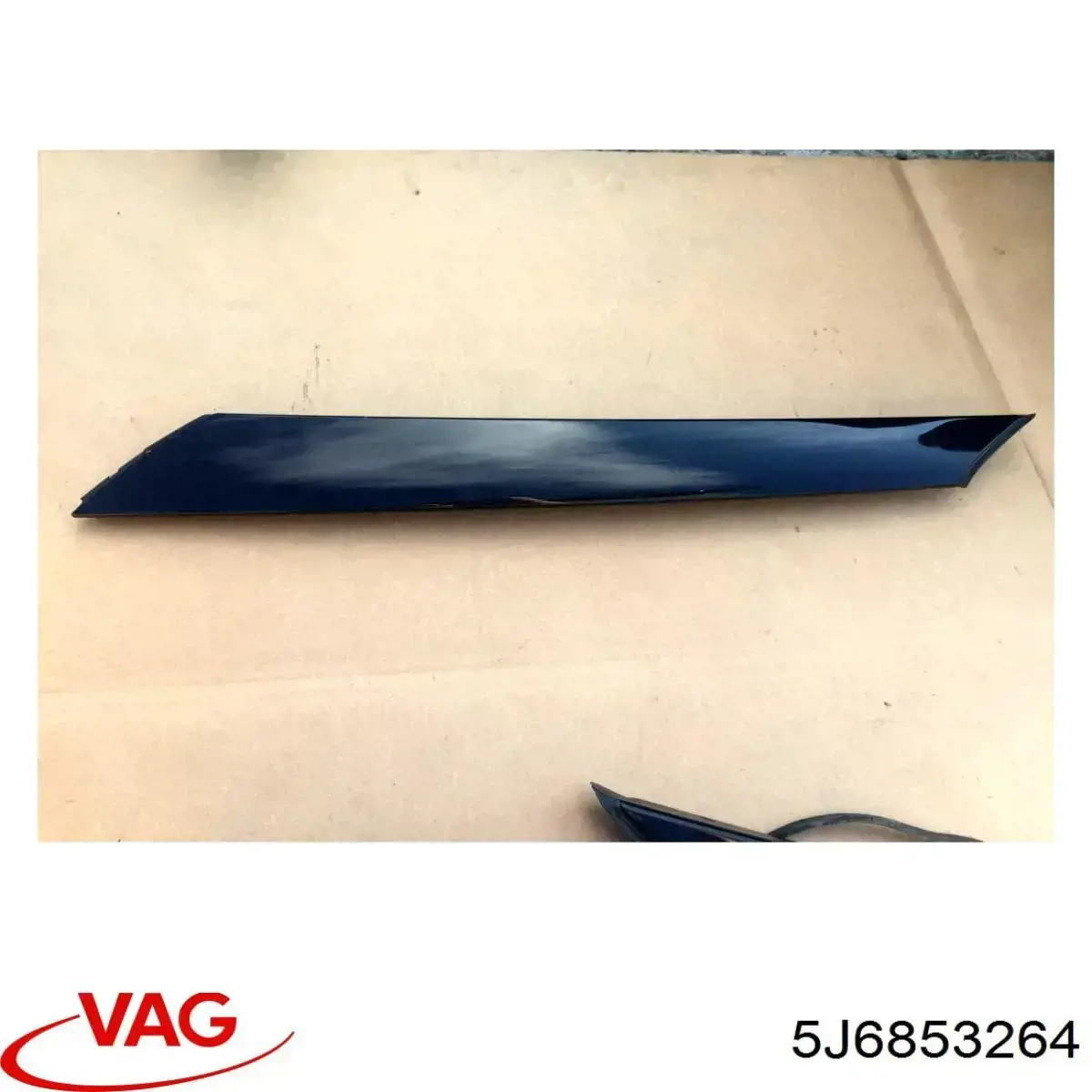 5J6853264 VAG Placa sobreposta externa dianteira direita de suporte de carroçaria
