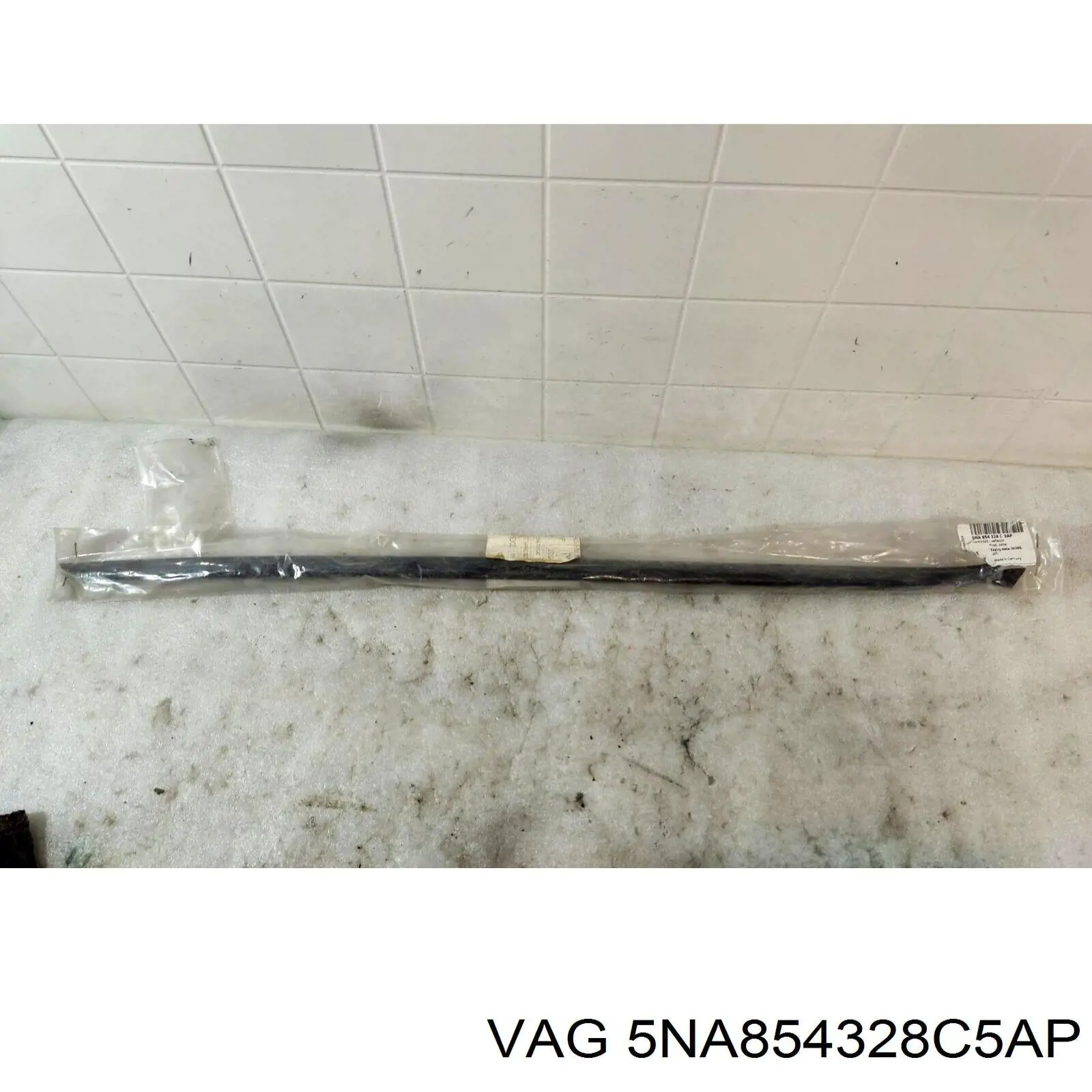 5NA854328C5AP VAG Moldura direita de pára-brisas