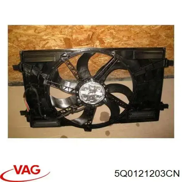 5Q0121203CN VAG Difusor do radiador de esfriamento, montado com motor e roda de aletas