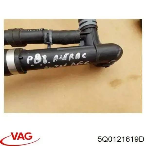 Flange do sistema de esfriamento (união em T) VAG 5Q0121619D
