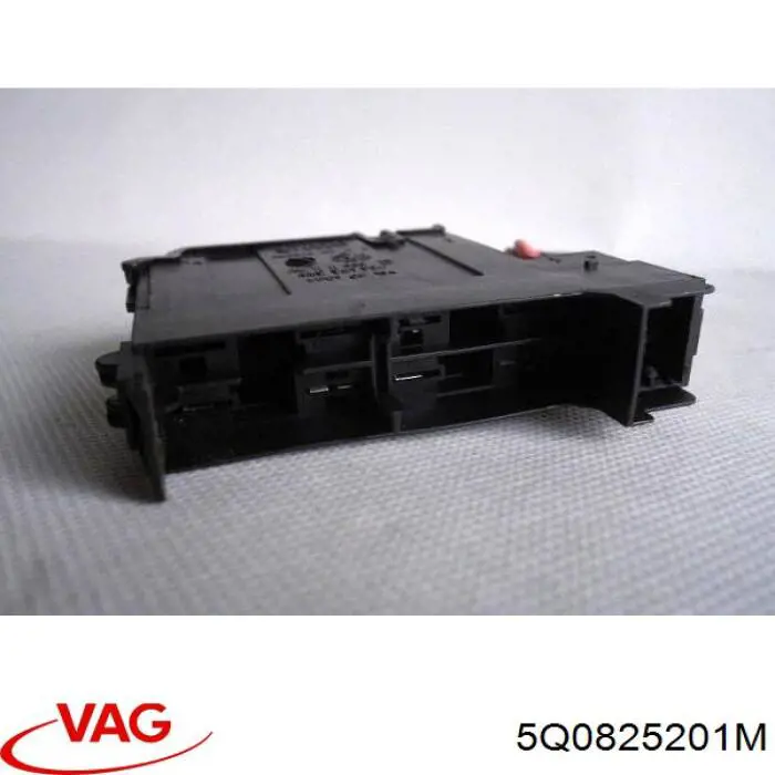 5Q0825201M VAG Proteção de fundo esquerda