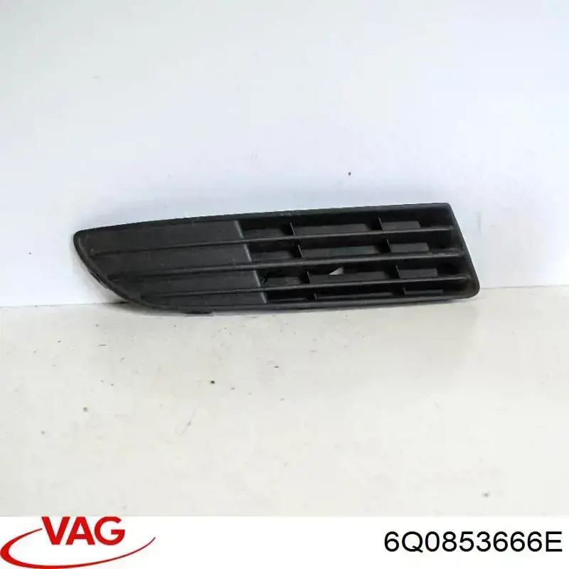 Compre 6Q0853666E VAG Tampão (grelha) das luzes de nevoeiro do pára-choque dianteiro direito