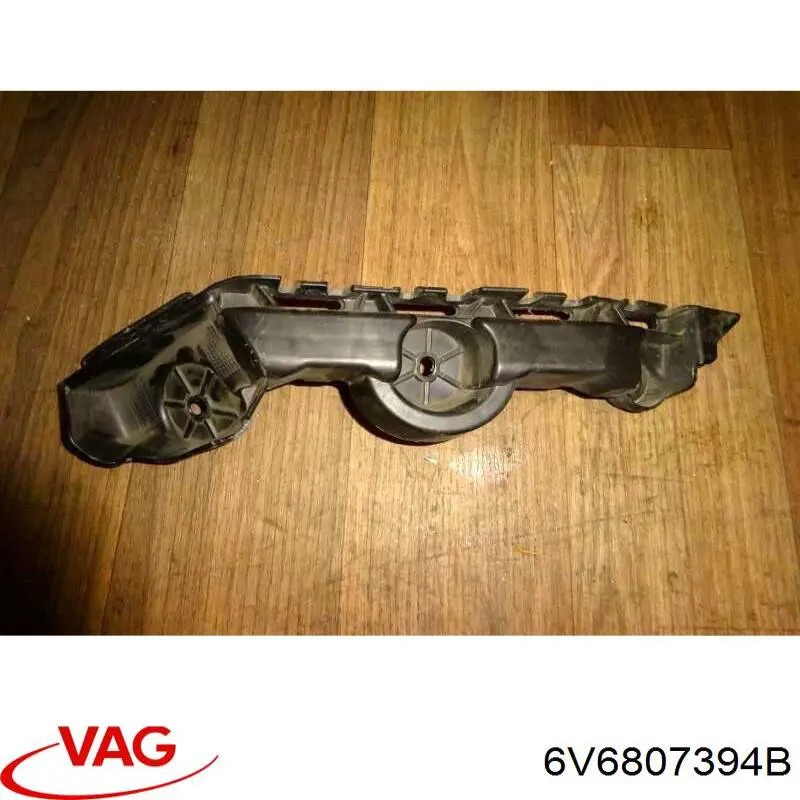 Compre 6V6807394B VAG Guia direita do pára-choque traseiro