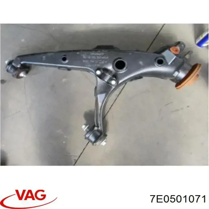 7E0501071 VAG Braço oscilante inferior esquerdo de suspensão traseira