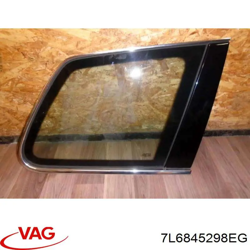 7L6845298EG VAG Vidro de carroçaria (da seção de bagagem) direito