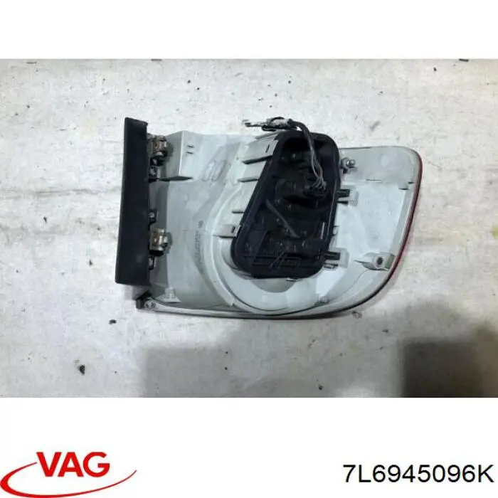 7L6945096K VAG Lanterna traseira direita externa