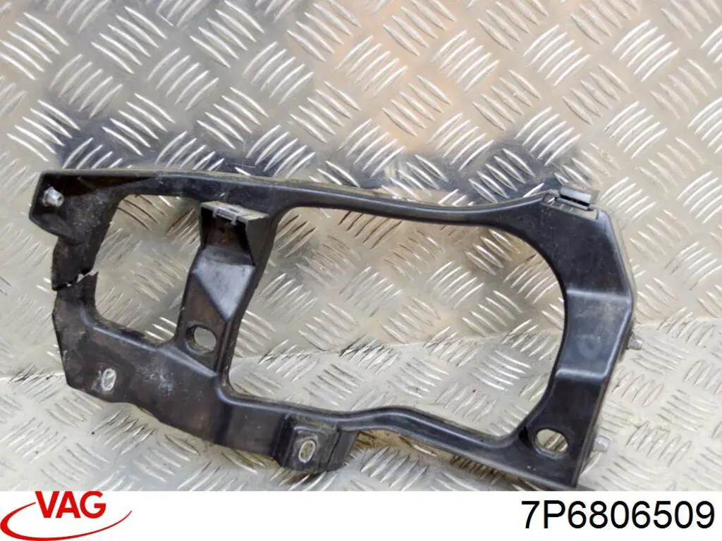 Consola (adaptador) de fixação da luz dianteira esquerda VAG 7P6806509 preço, a partir de 53,61 USD