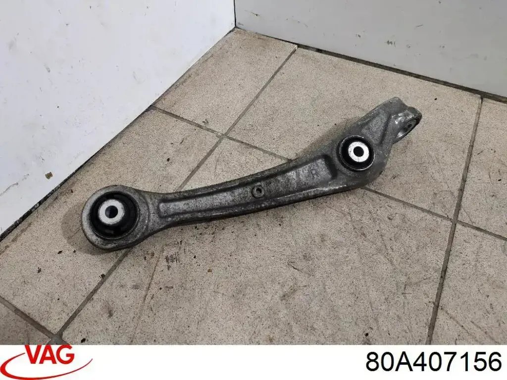80A407156 VAG Braço oscilante inferior direito de suspensão dianteira