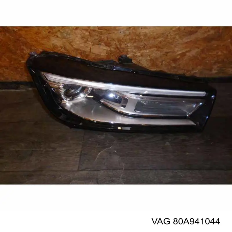 Luz direita 80A941044F VAG