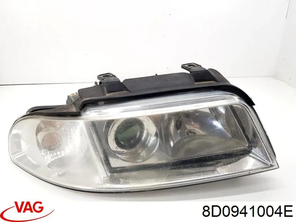 8D0941004E VAG Luz direita