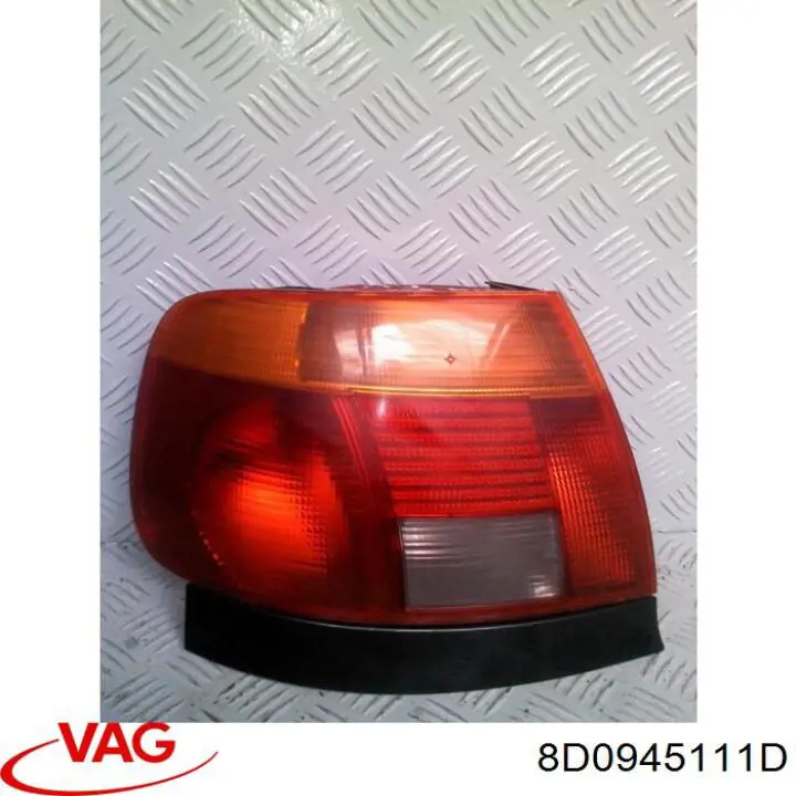 8D0945111D VAG Lanterna traseira esquerda