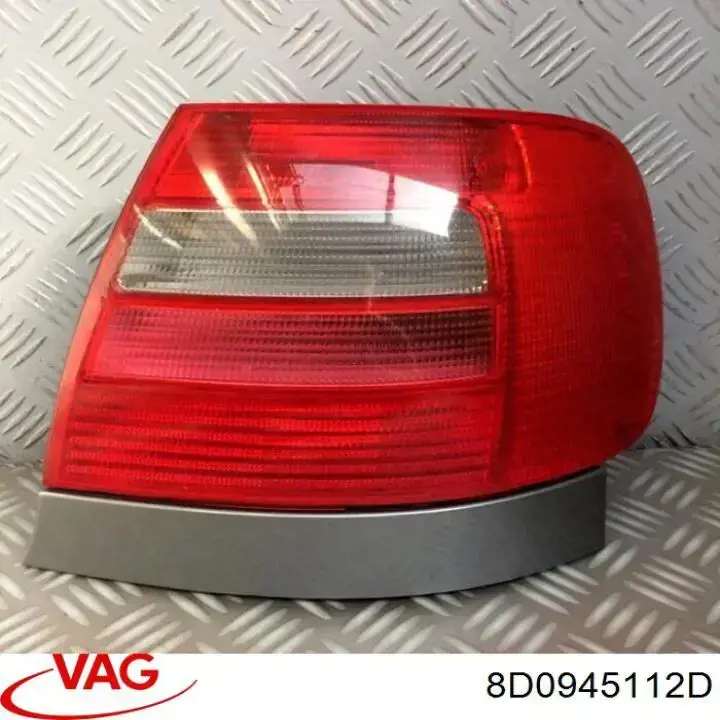8D0945112D VAG Lanterna traseira direita