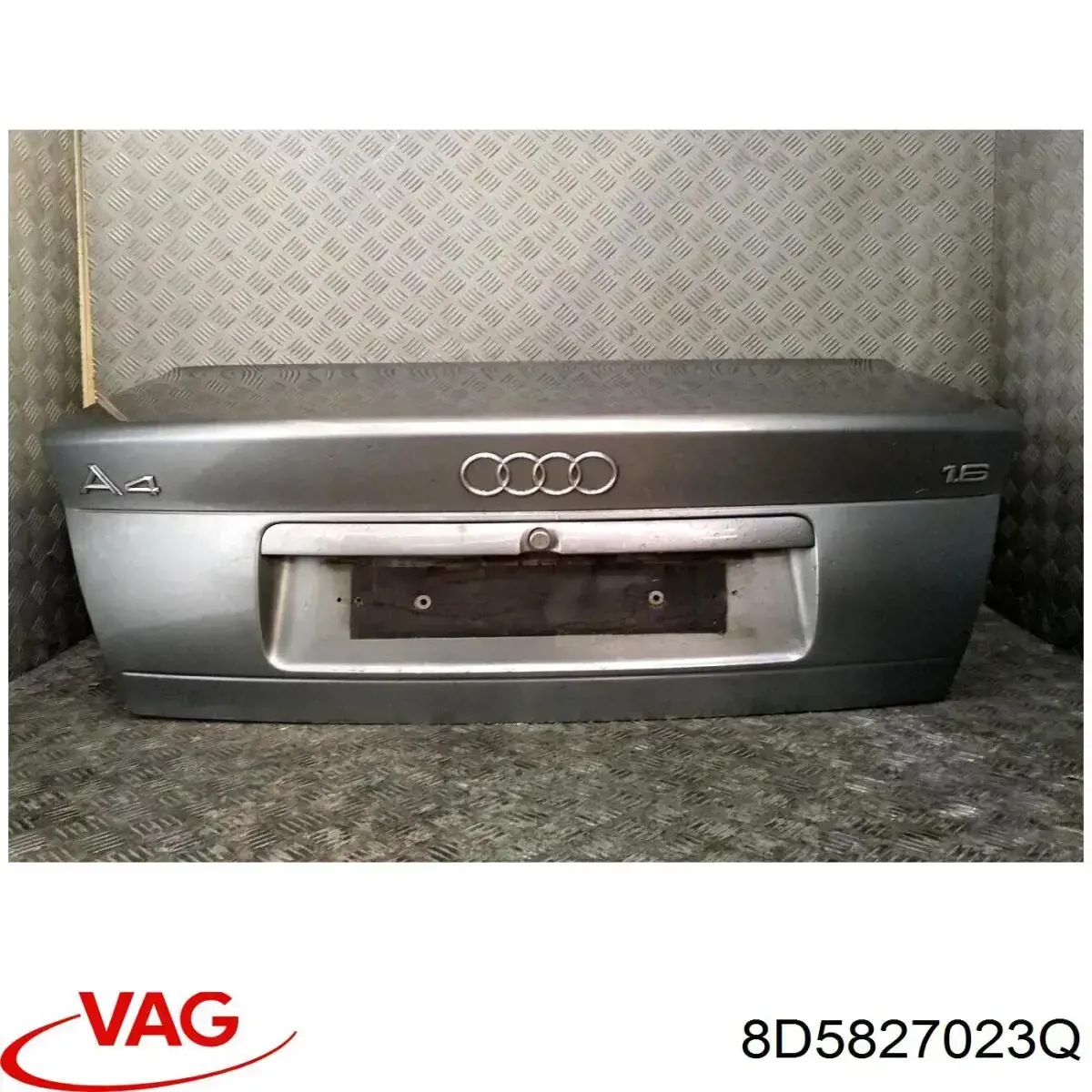 8D5827023Q VAG Tampa de porta-malas