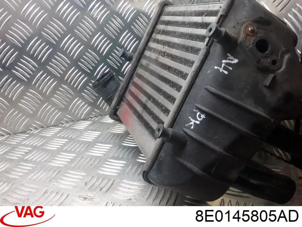 Compre 8E0145805AD VAG Radiador de intercooler