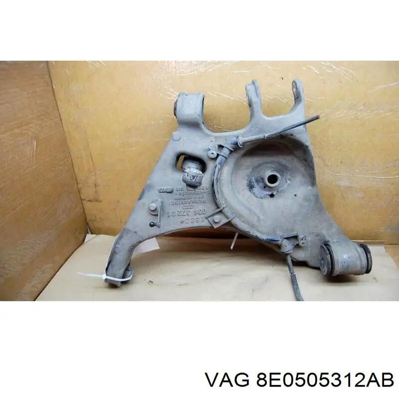Braço oscilante inferior direito de suspensão traseira VAG 8E0505312AD preço, a partir de 80,90 USD