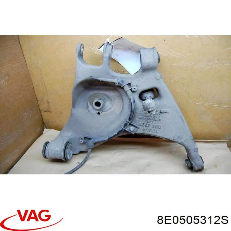 Braço oscilante inferior direito de suspensão traseira VAG 8E0505312S preço, a partir de 72,73 USD
