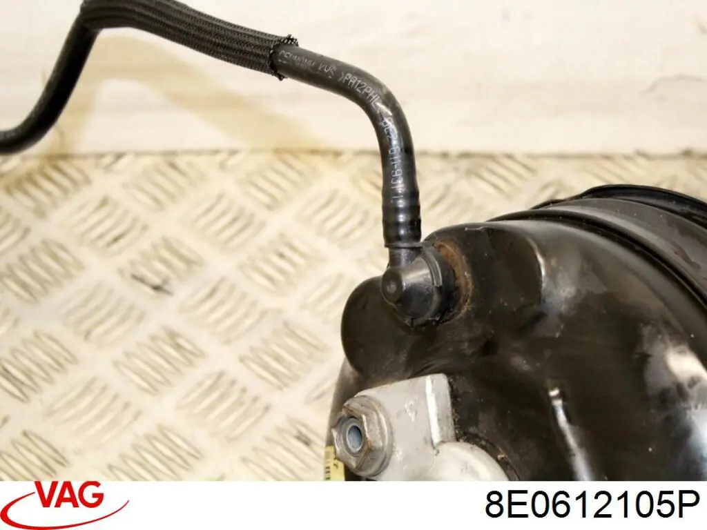 Reforçador dos freios a vácuo 8E0612105P VAG
