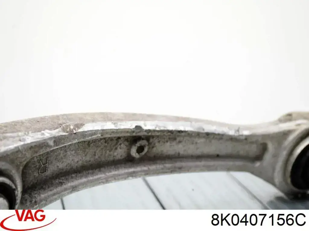 8K0407156C VAG Braço oscilante inferior direito de suspensão dianteira