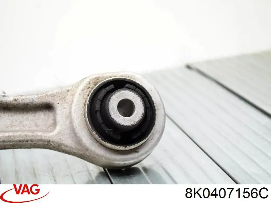 Compre 8K0407156C VAG Braço oscilante inferior direito de suspensão dianteira