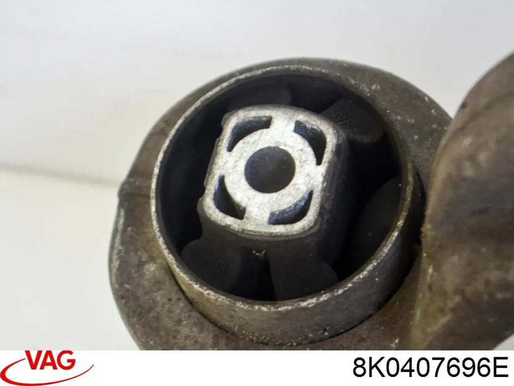Braço oscilante inferior direito de suspensão dianteira 8K0407696E VAG