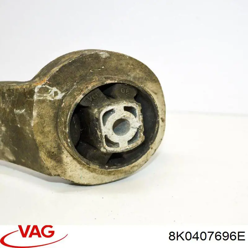 Braço oscilante inferior direito de suspensão dianteira VAG 8K0407696E
