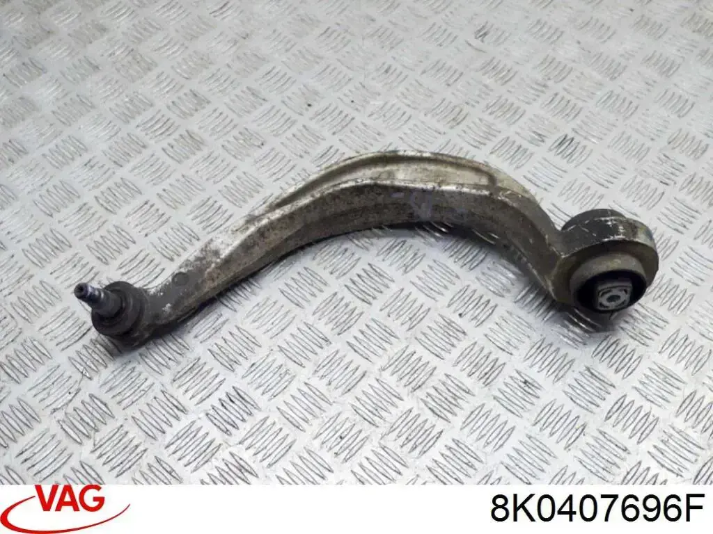 Compre 8K0407696F VAG Braço oscilante inferior direito de suspensão dianteira
