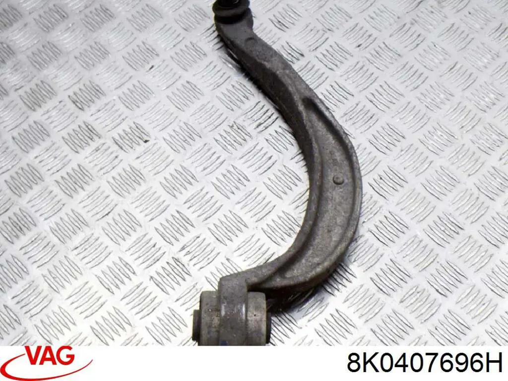 Compre 8K0407696H VAG Braço oscilante inferior direito de suspensão dianteira