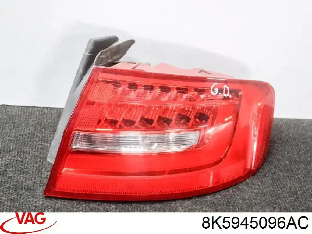 8K5945096AC VAG Lanterna traseira direita externa