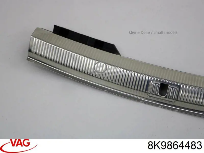 8K9864483 VAG Cobrimento de painel traseiro de porta-malas