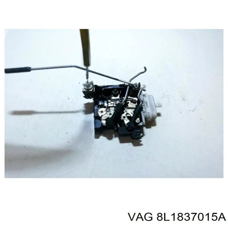 8L1837015A VAG Fecho da porta dianteira esquerda