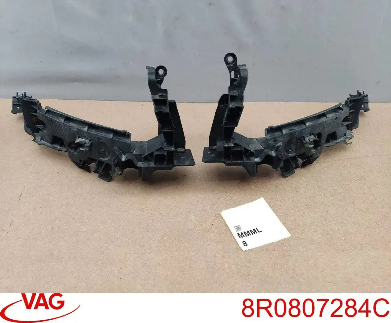 Guia do pára-choque dianteiro direito VAG 8R0807284C preço, a partir de 12,35 USD