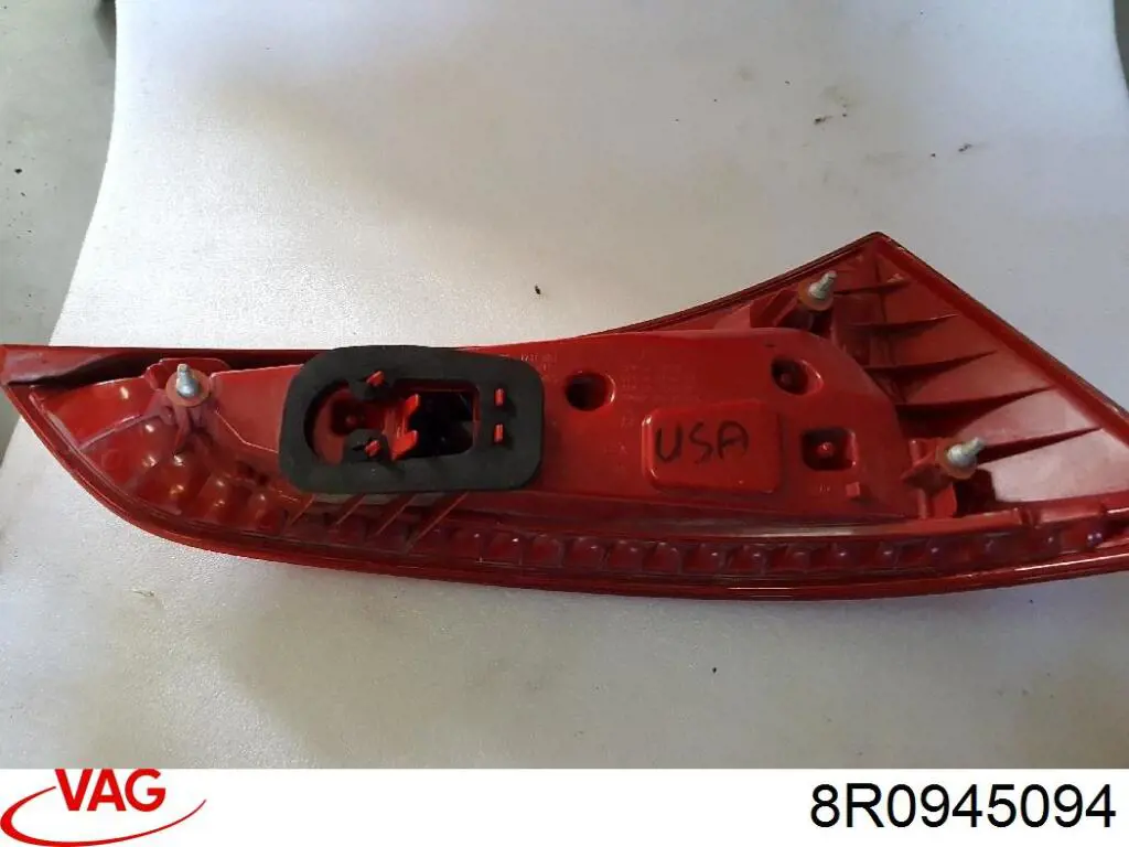 Compre 8R0945094 VAG Lanterna traseira direita