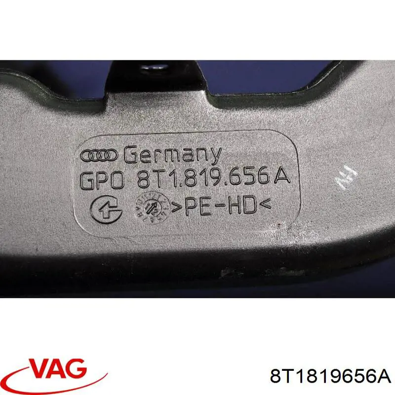 8T1819656A VAG Conduto de ar (distribuidor de ar para "painel de instrumentos") direito