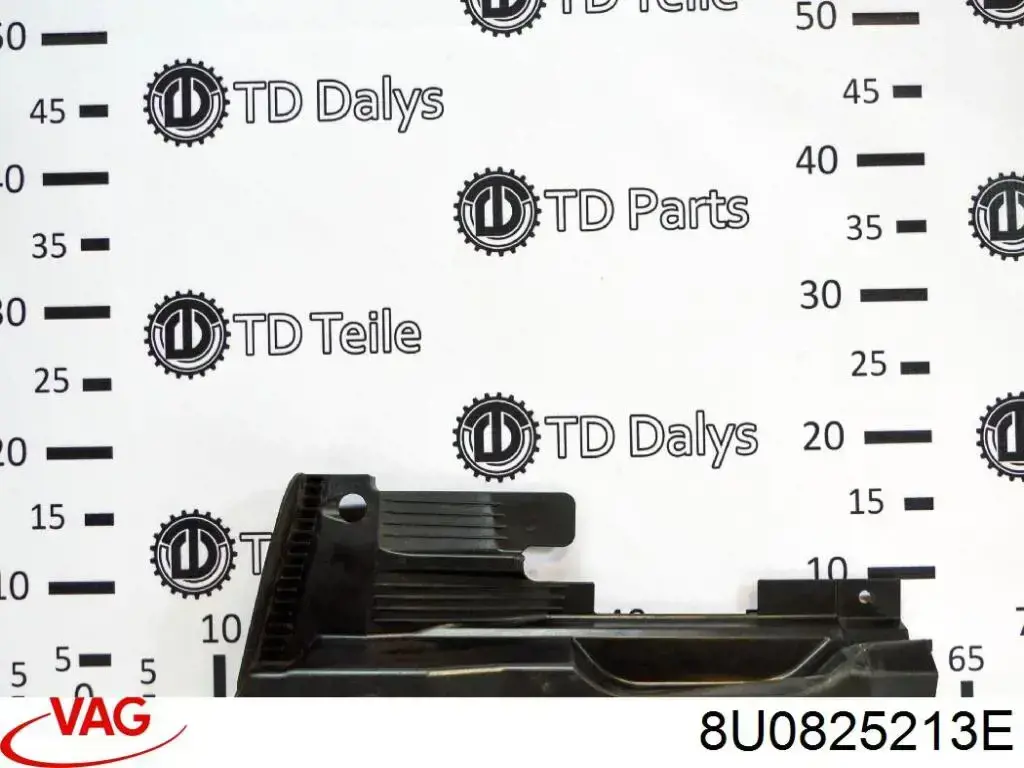 8U0825213E VAG Proteção de fundo traseira esquerda