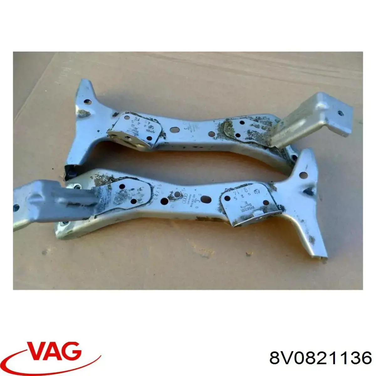 8V0821136 VAG Consola dianteira de fixação do pára-lama dianteiro direito