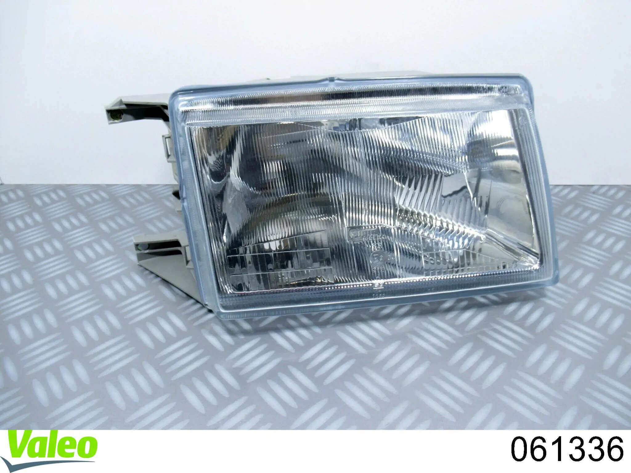 Luz direita Renault (RVI) 7701029901 preço, a partir de 54,98 USD