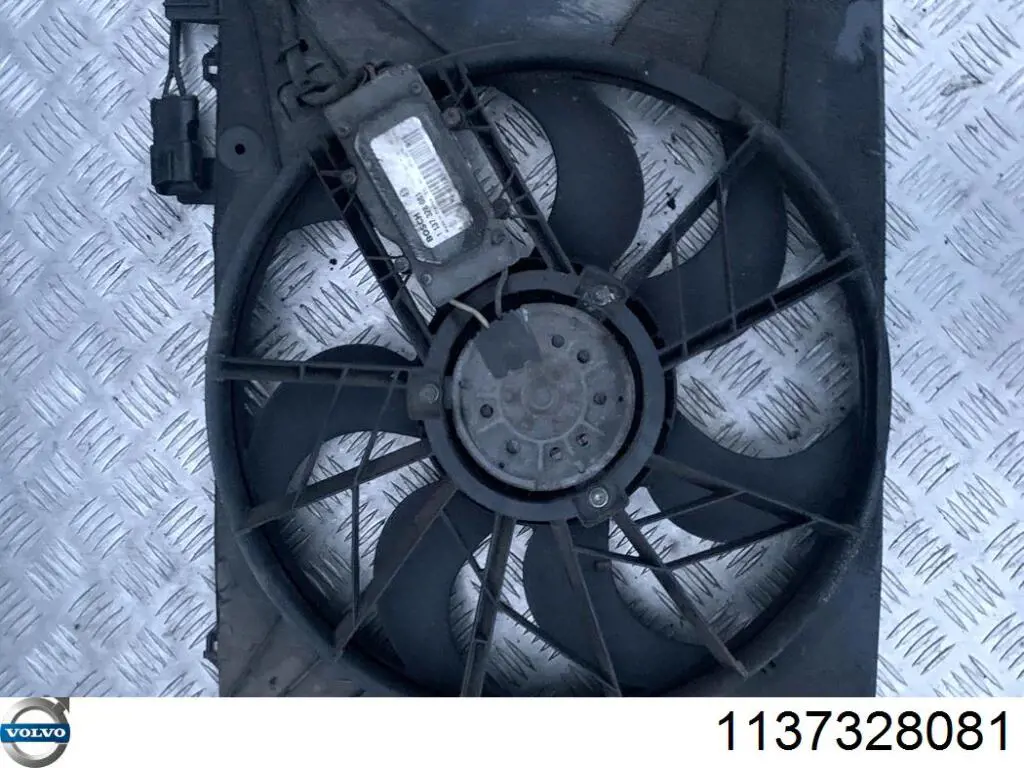 Compre 1137328081 Volvo Difusor do radiador de esfriamento, montado com motor e roda de aletas