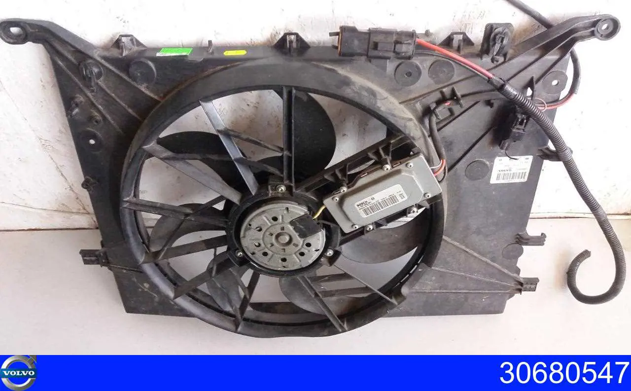 30680547 Volvo Difusor do radiador de esfriamento, montado com motor e roda de aletas