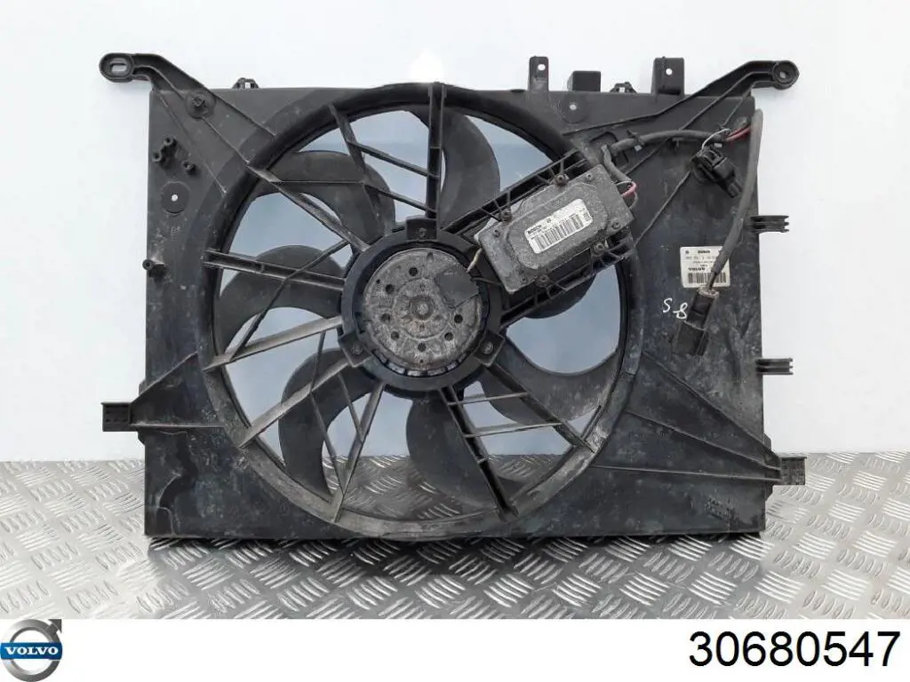 Compre 30680547 Volvo Difusor do radiador de esfriamento, montado com motor e roda de aletas