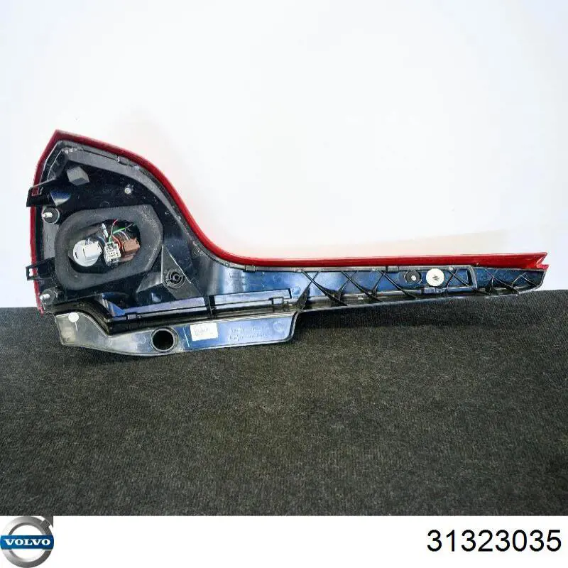 31323035 Volvo Lanterna traseira direita